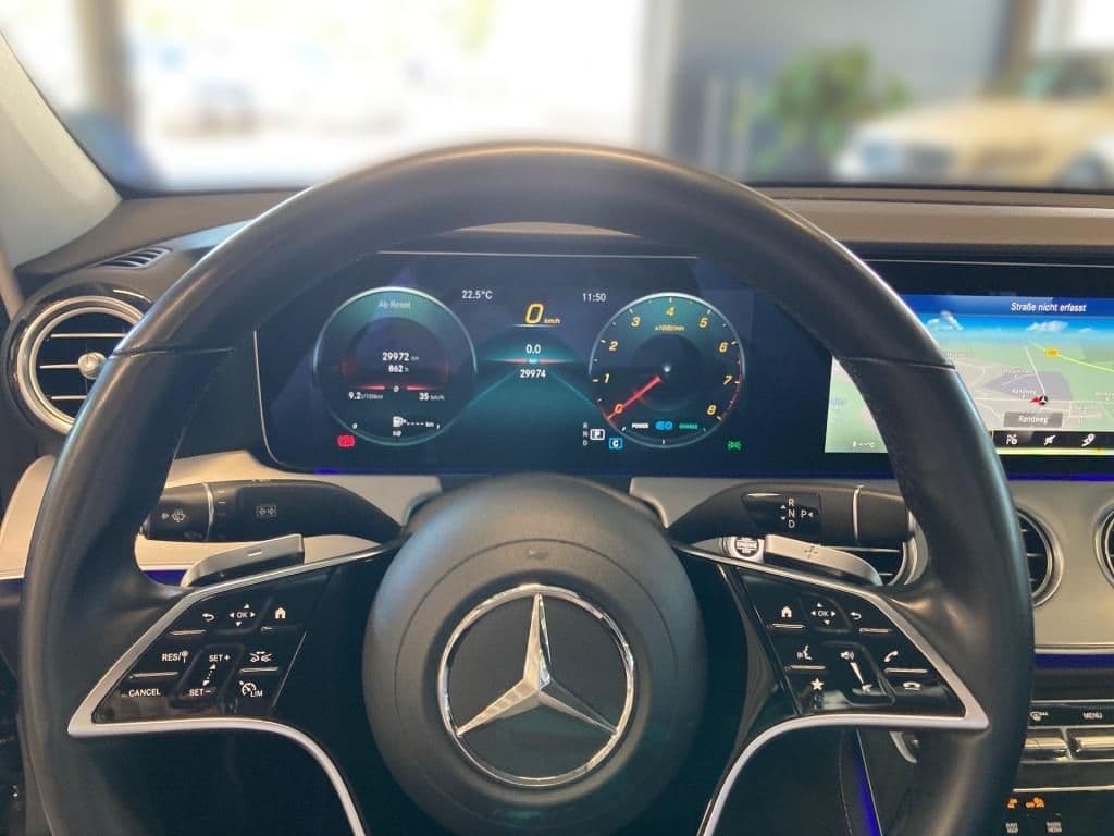 Mercedes-Benz E 300 AVANTGARDE+MBUX+MULTIBEAM+DISTRONIC+360°.