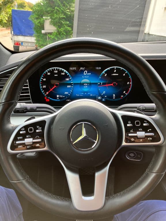 Mercedes-Benz GLE 300 d 4MATIC - DISTRONIC - PANO - AHK - 360°.